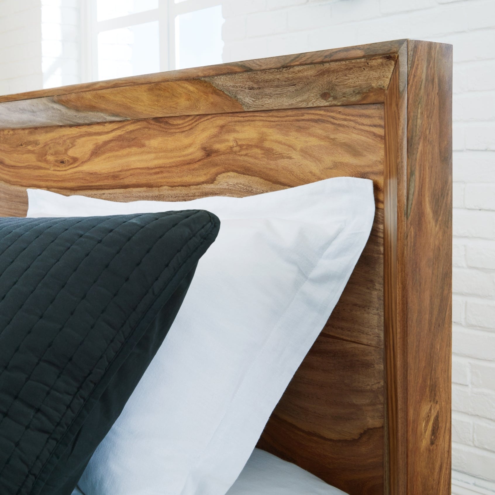 Dressonni California King Panel Bed